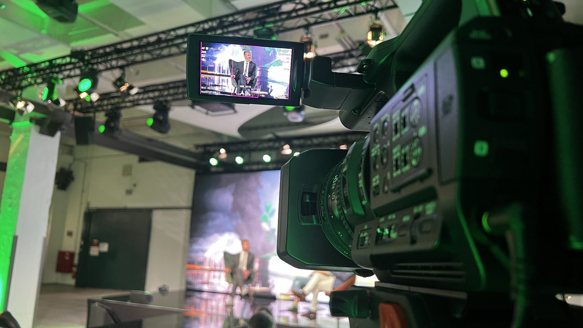 Kamera bei einer Talk-Produktion vor LED-Wand
