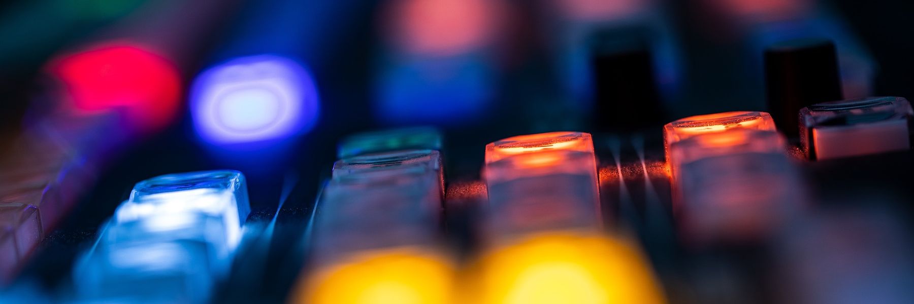 Beleuchtete Tasten eines Bildmischers